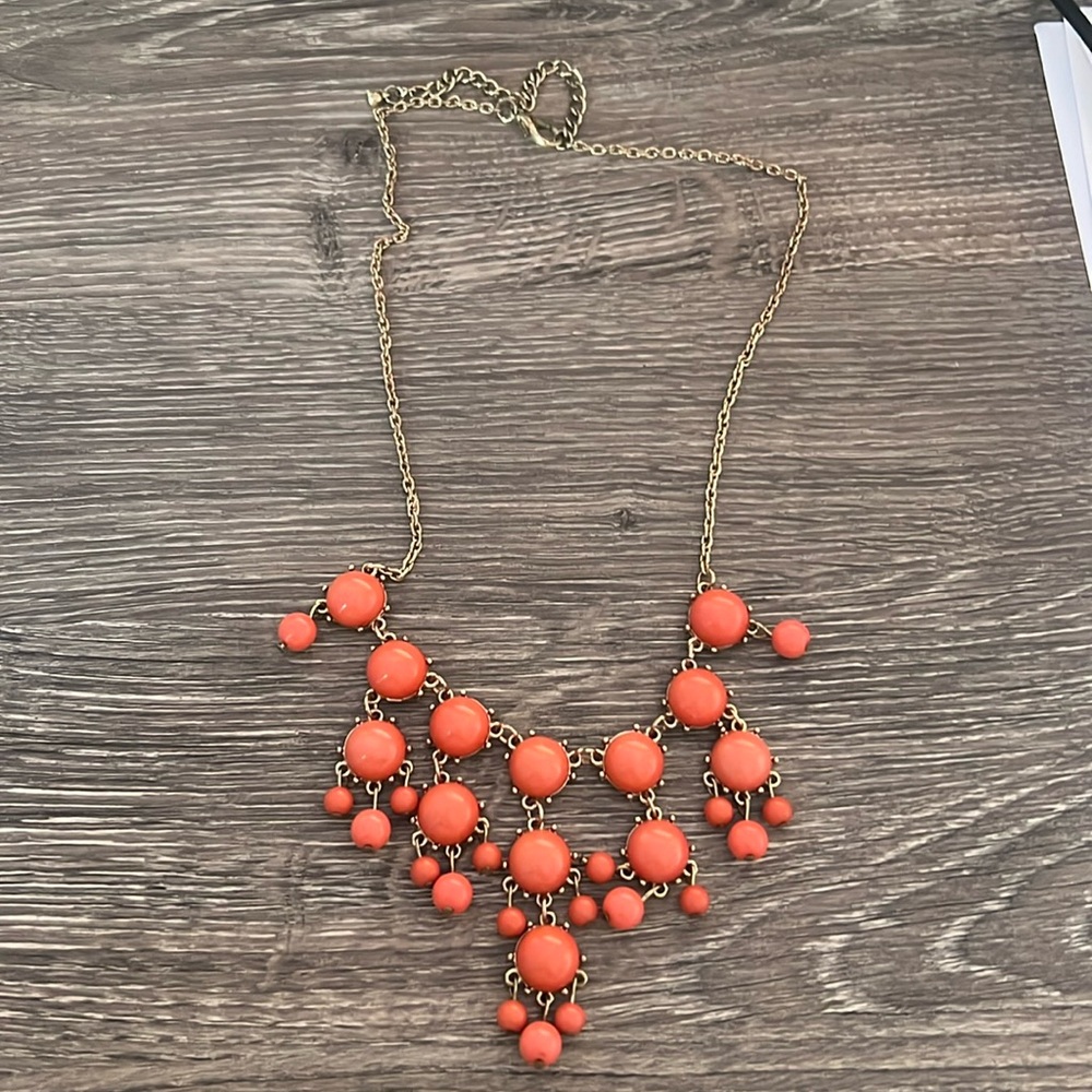 Short-chained bubble necklace